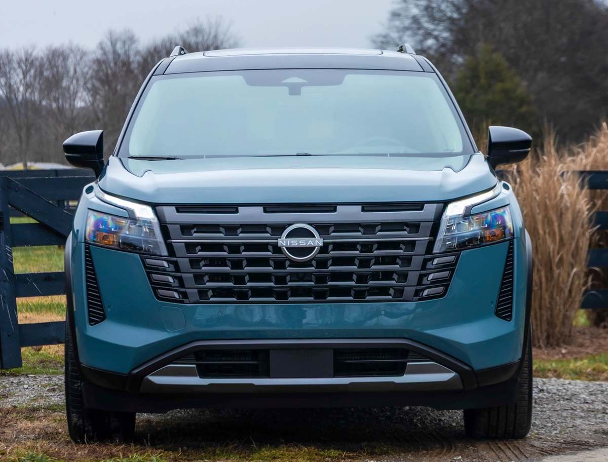 Основное отличие Nissan Pathfinder 2026 – другая решетка радиатора