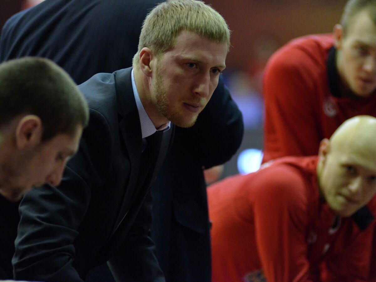    Баскетбольный тренер Эдуард Сандлер (второй слева) | © Фото : предоставлено пресс-службой БК "Спартак-Приморье"