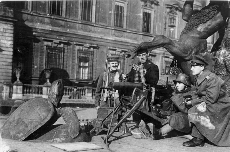 Берлин привыкает к военным постам.