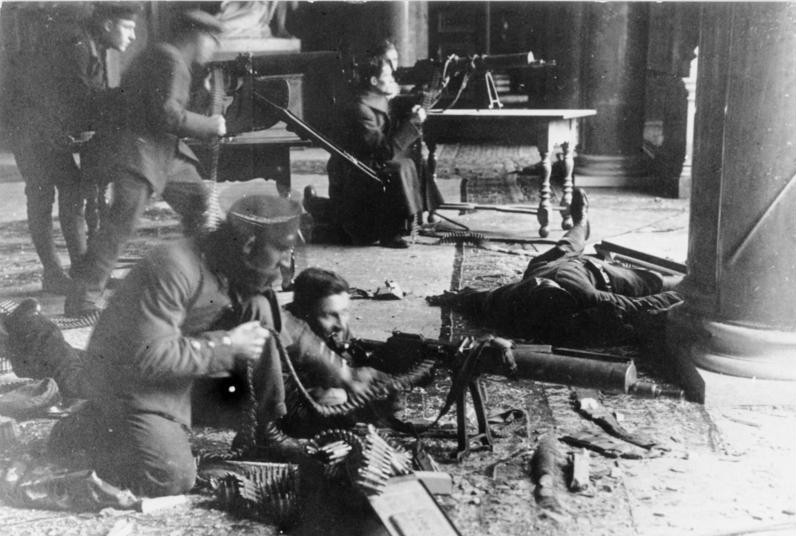 Военно-морская дивизия заняла оборону.