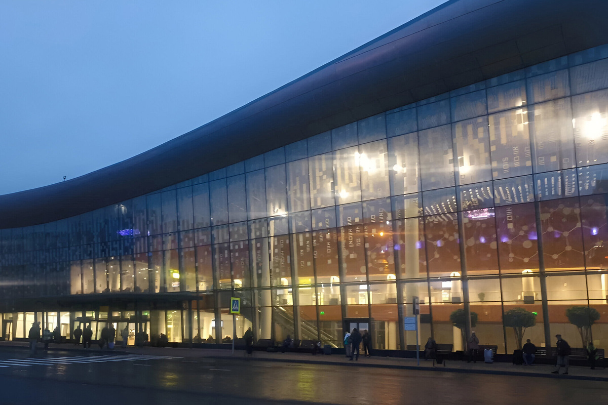 Терминал вмещает несколько выходов на посадку и залов ожидания, и именно в него попадают все пассажиры с прибывших рейсов. Фото: Михаил Ударник / Яндекс Карты