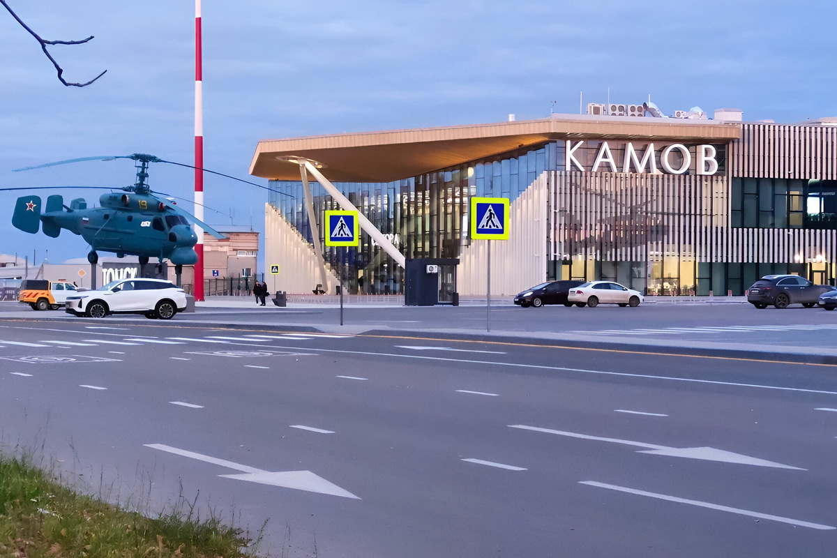 Это отсылка к советскому авиаконструктору Николаю Камову, создателю первых в СССР вертолётов, — его имя носит терминал. Фото: Дмитрий н. / Яндекс Карты