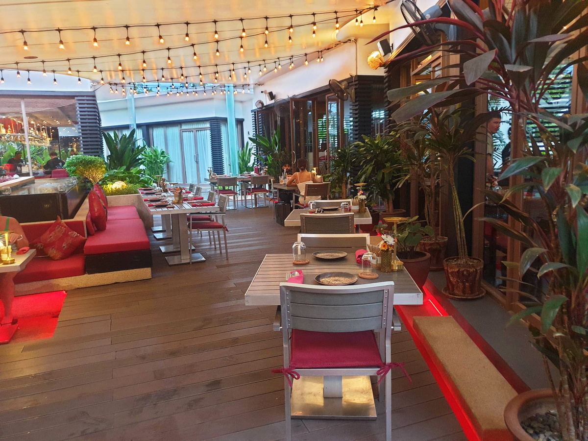 Общий вид главного зала ресторана Issara