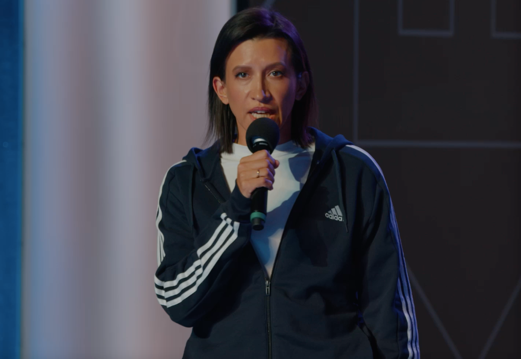    Елена Борщева в образе учителя физкультуры. Скриншот: Telegram @lenaborsheva