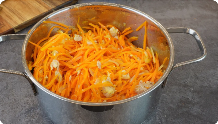 Такой Салат из Моркови делаю сразу кастрюлями, уж больно его мы любим, ставлю в холодильник и едим...