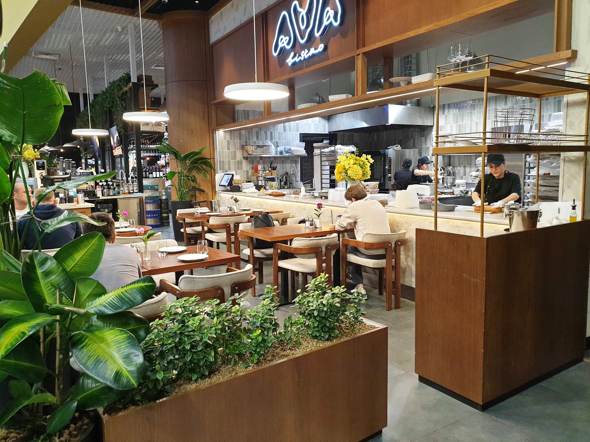 Общий вид зала ресторана Ava Bistro
