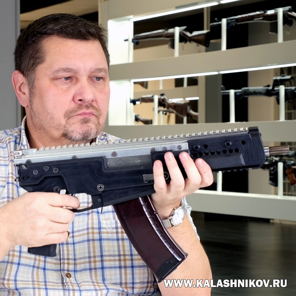 Главный редактор журнала «КАЛАШНИКОВ» Михаил Дегтярёв с прототипом автомата АМ-17