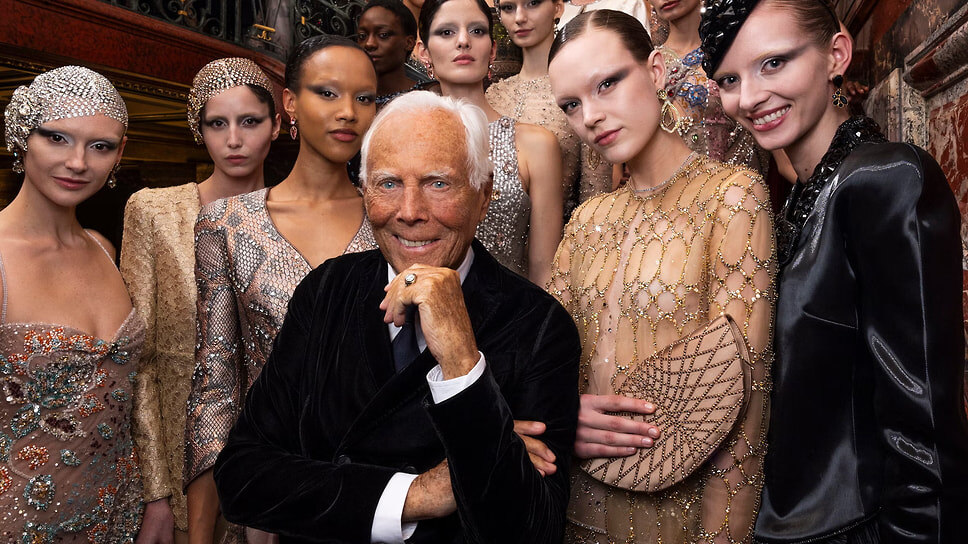 Джорджо Армани со своими моделями после показа коллекции Giorgio Armani Privé SS 2025 в Париже.📷Фото: Stefano Guindani