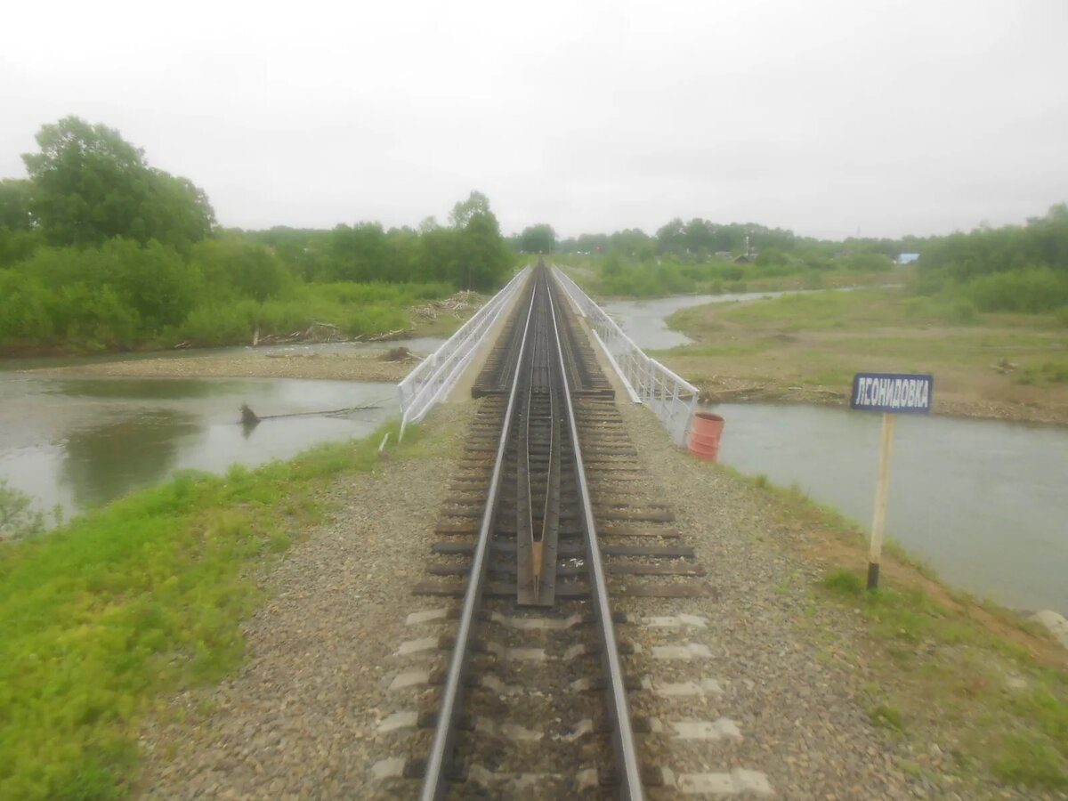 Ж/д мост через речку Леонидовку в нынешнее время. Старого деревянного моста уже нет и в помине. 