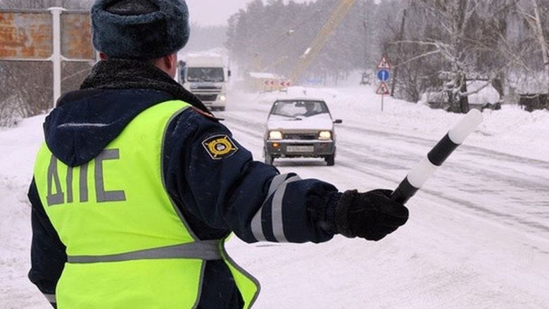По команде инспектора ДПС можно не останавливаться, но есть нюансы: подробнее в статье
