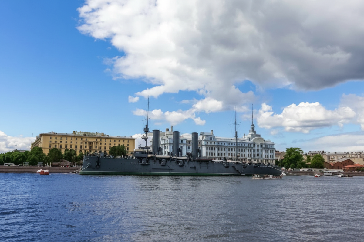 Мой дом с прекрасным видом на р.Нева и крейсер "АВРОРА"