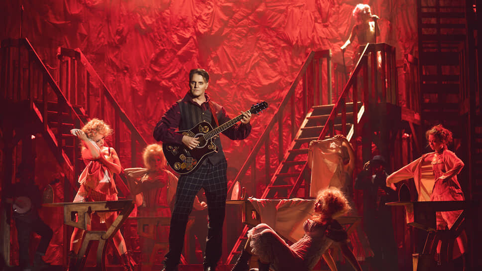 Постановка удалась не столько как драматический спектакль, сколько как мюзикл (в центре — Иван Ожогин в роли Мэкки Макхита).📷Фото: Пресс-служба Театр им. В.Ф. Комиссаржевской