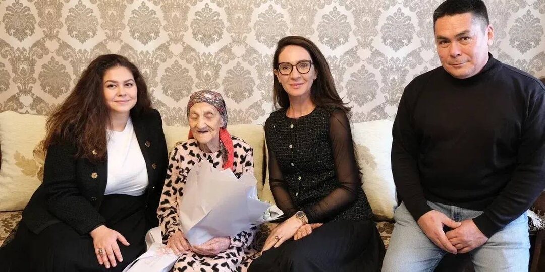 В преддверии Нового года глава Приволжского района Елена Сафронова навестила и поздравила с наступающими праздниками Алию Акимовну Ильясову