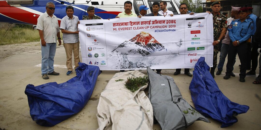 SCMP: власти Непала спустили с Эвереста 12 трупов погибших альпинистов