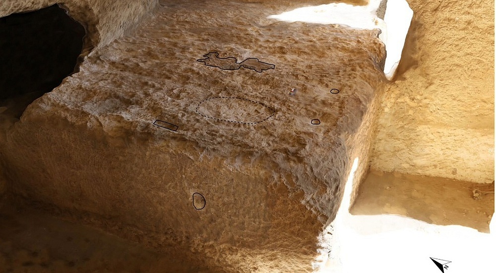    В помещении располагался большой (3,8 метра в длину, 2,2 метра в ширину и почти метр в высоту) каменный стол. На нем археологи обнаружили остатки затвердевшего вещества темного цвета. / Фото: The Journal of Egyptian Archaeology