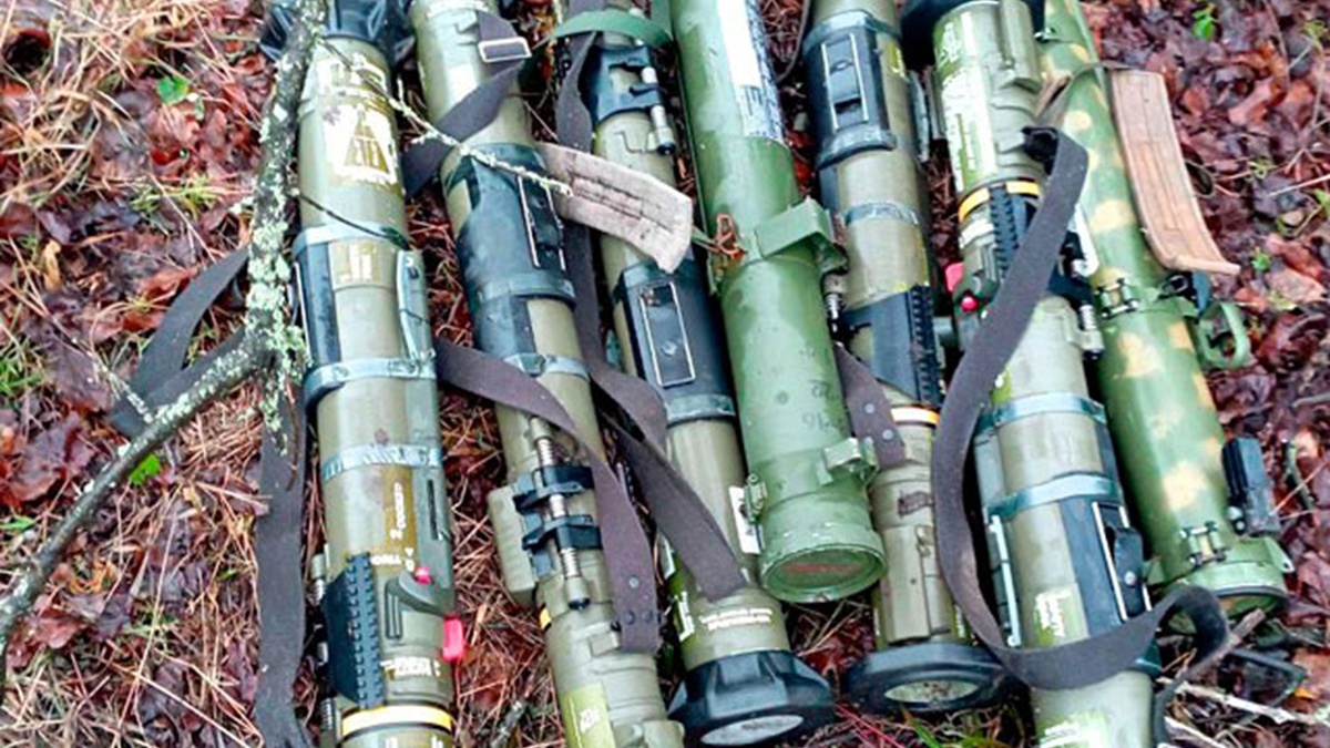 На фотографии: трофейный РПГ АТ-4 шведского производства, посерёдке один РПВ-16 (клон нашей «Шайтан-трубы») и справа оригинальный РПО-А «Шмель». 