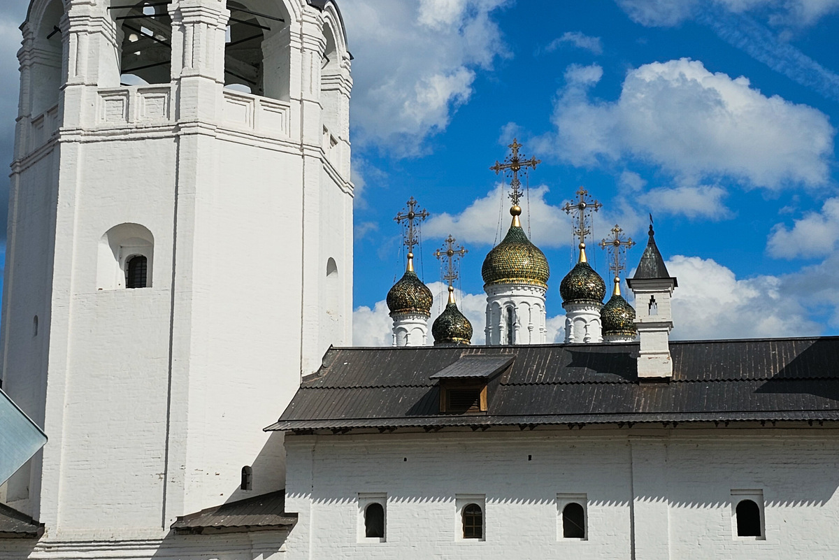 Купола Сретенского собора покрыты цветной фигурной черепицей 