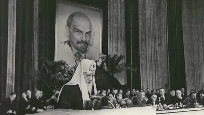 Митрополит Алексий (в миру Сергей Владимирович Симанский) стал Патриаршим Местоблюстителем Русской Православной Церкви 15 мая 1944 года после кончины Патриарха Сергия (Страгородского). Это назначение было осуществлено согласно завещанию Патриарха Сергия, составленному в октябре 1941 года, где он назначил митрополита Алексия своим преемником в случае своей смерти или невозможности исполнять обязанности Местоблюстителя.