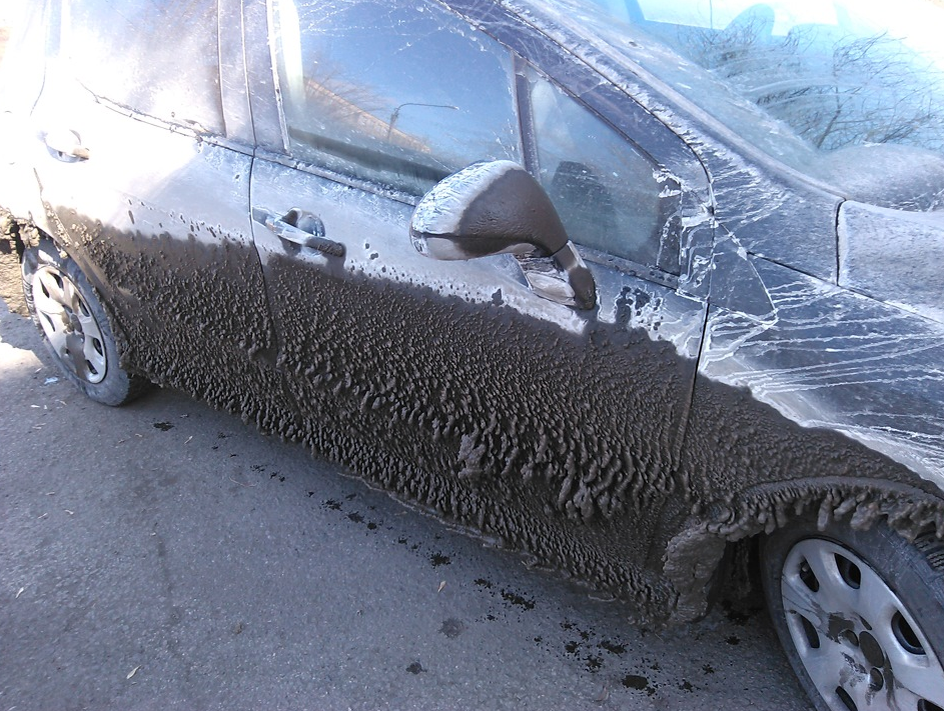 Солевые отложения разъедают верхний слой лака