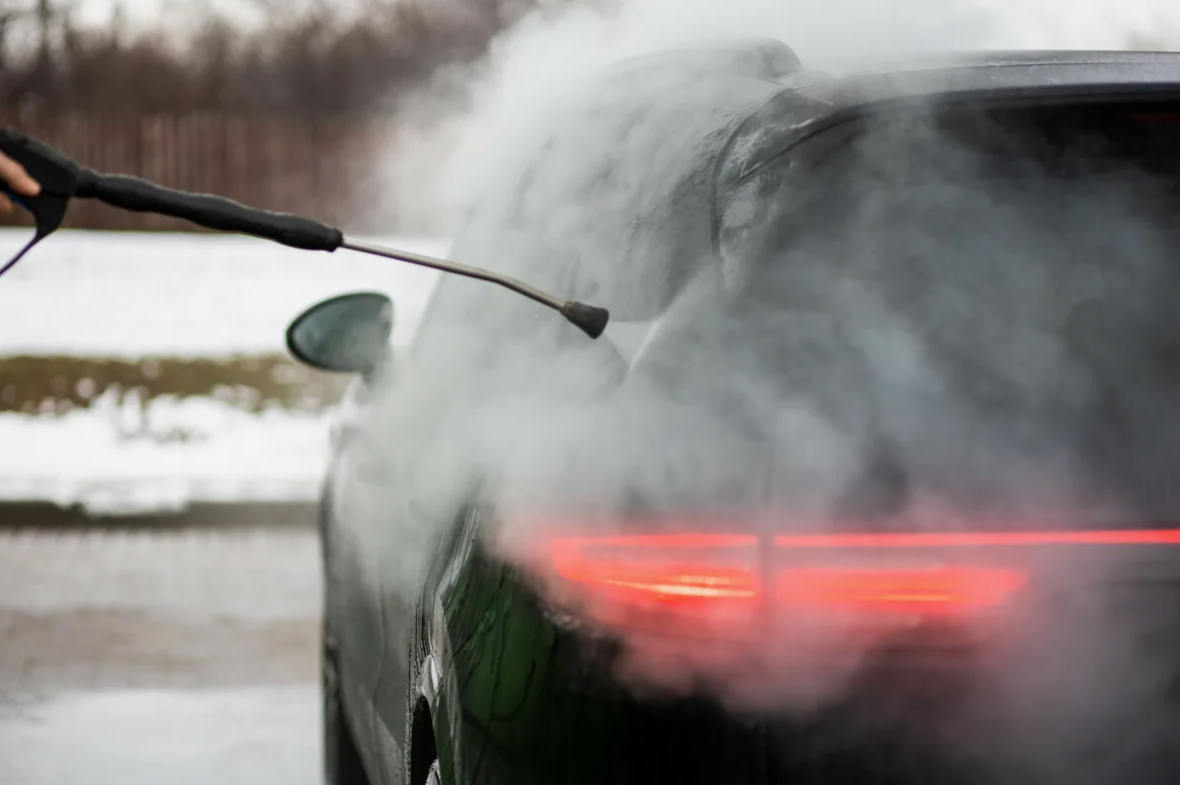 Не следует зимой мыть машину горячей водой