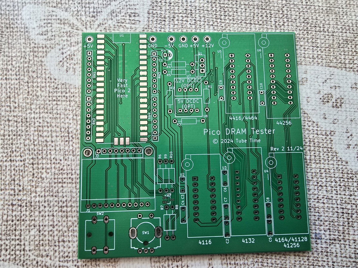 Плата тестера Pico DRAM Tester спереди.