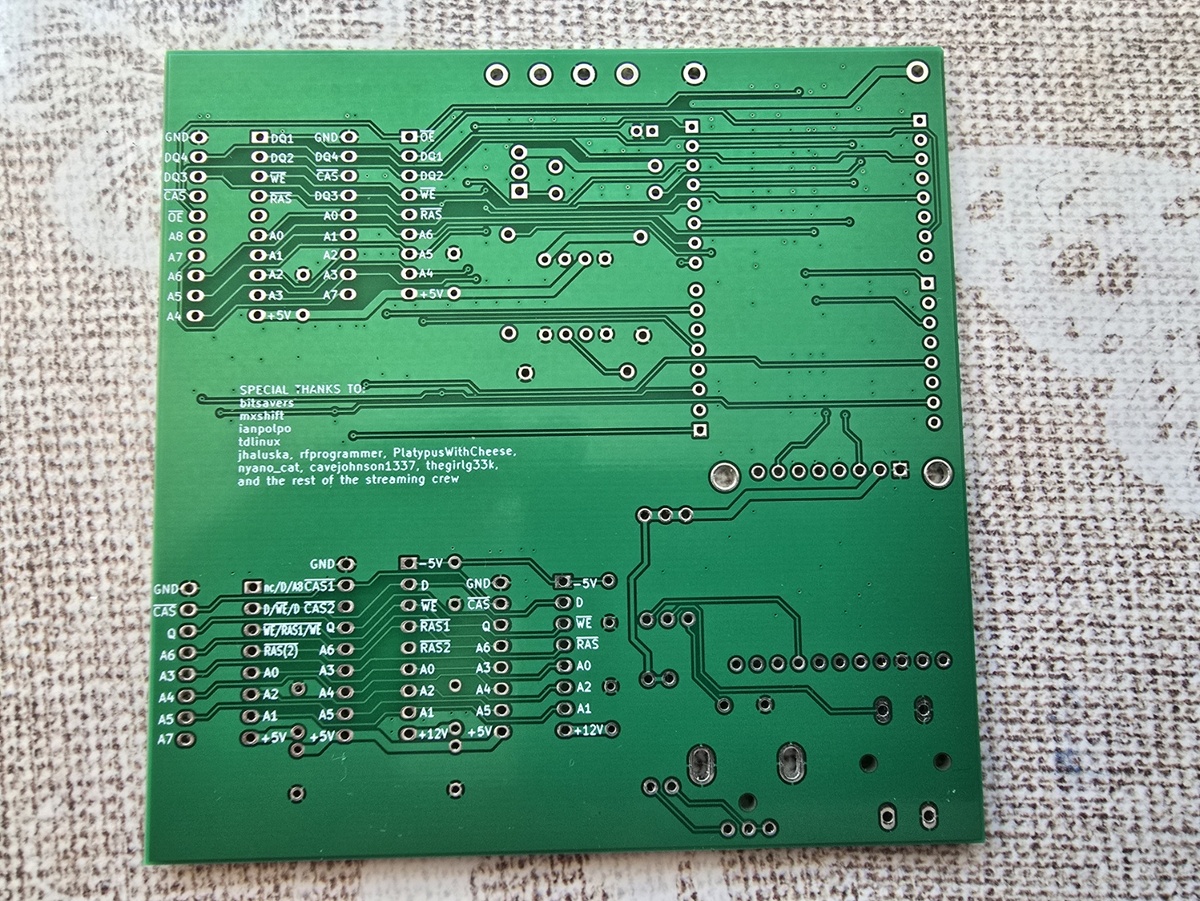 Плата тестера Pico DRAM Tester сзади.