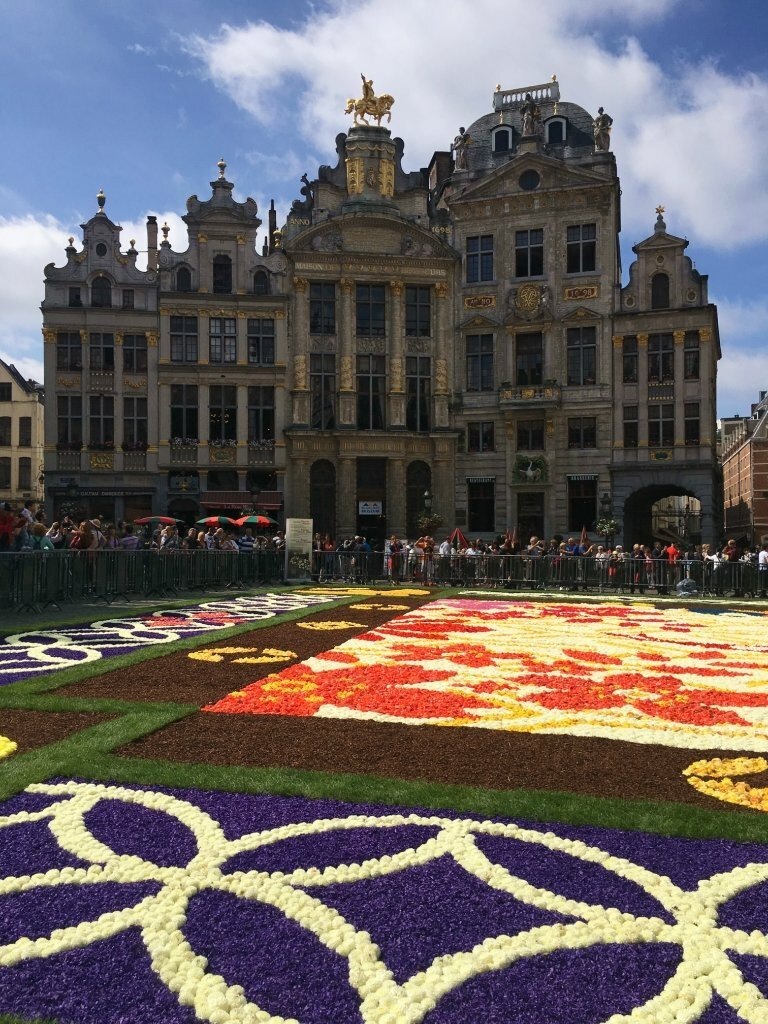 Раз в два года пространство покрывают цветочным ковром из бегоний. Эта традиция длится с 1971 года, и сюда приезжают туристы со всей планеты. Масштаб такой клумбы получается внушительным: 77 метров на 24. Фото: Алекс А. / Яндекс Карты