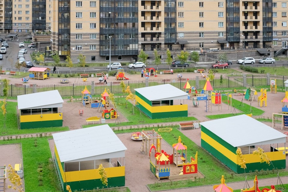    В Петербурге продолжат строить новые школы и детсады. Артем КИЛЬКИН