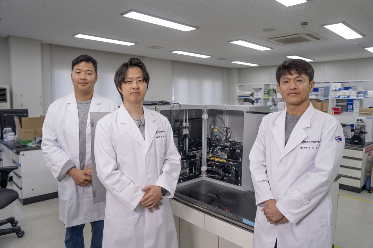 Команда из Департамента диагностических датчиков Корейского института машиностроения и материалов: Директор Ли Дон Гю (справа налево), старший научный сотрудник Пак Чан Ён, научный сотрудник с докторской степенью У Чан Ха [Предоставлено Корейским институтом машиностроения и материалов]