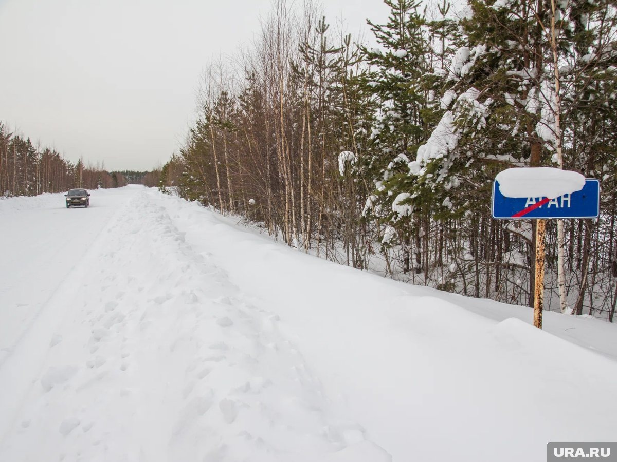     Семья, ехавшая на похороны с гробом, застряла на трассе в Иркутской области