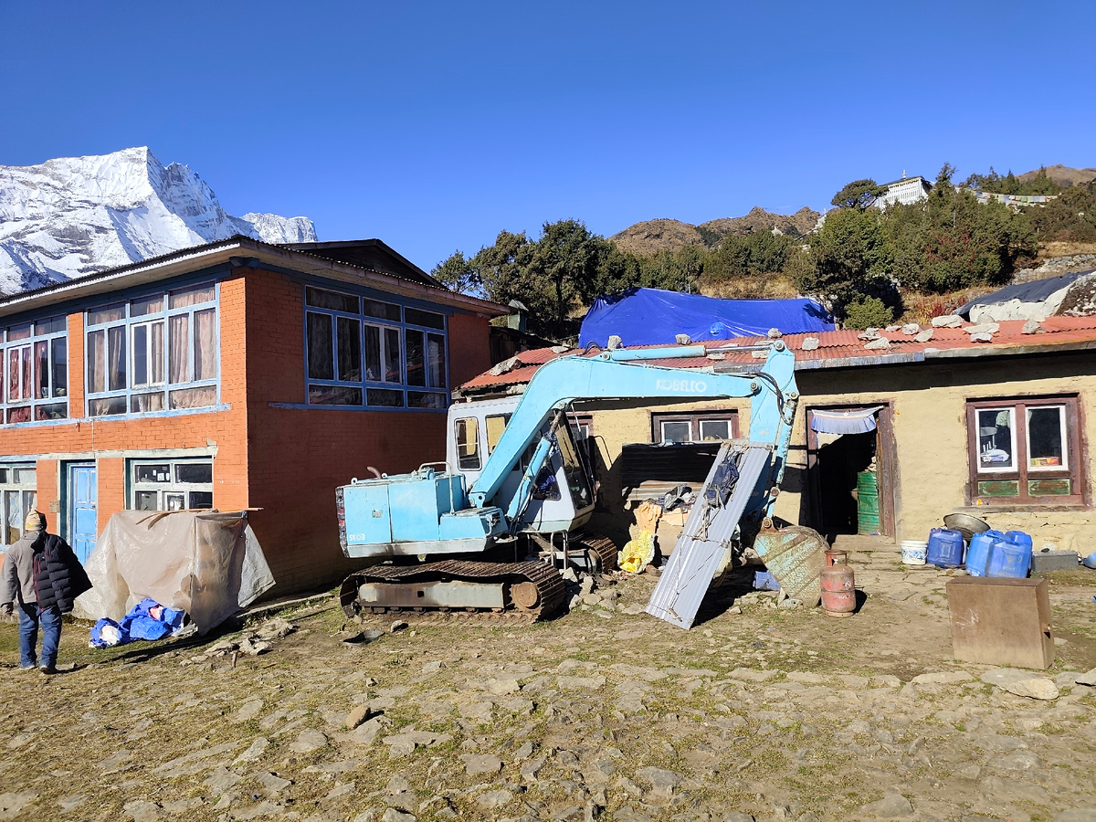 Экскаватор на выстое более 3700 м.