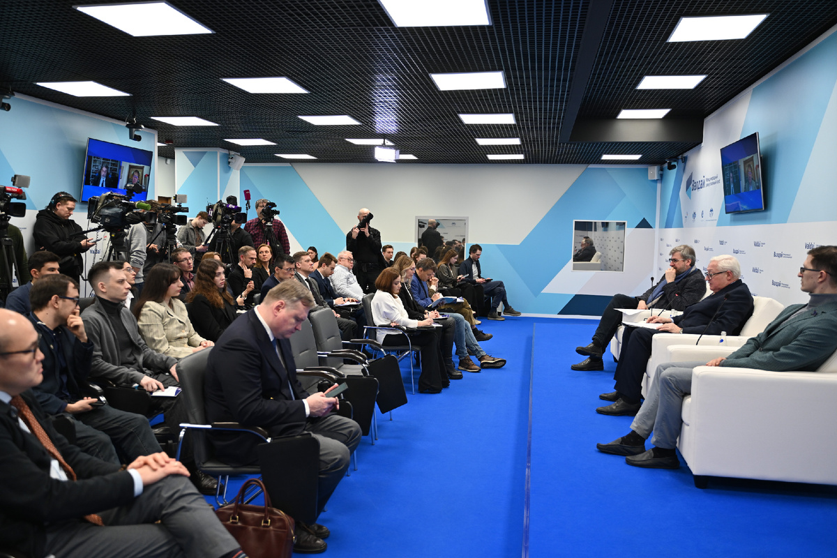 Фёдор Лукьянов, Сергей Рябков, Прохор Тебин, Анатоль Ливен (онлайн), Ван Хуэйяо (онлайн) © Клуб «Валдай»