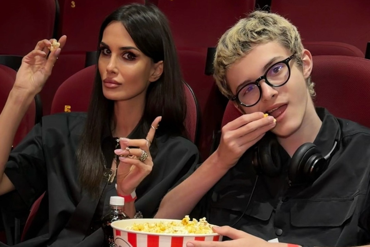     «Потрясающе! Хотелось смеяться и плакать»: Алана Мамаева с сыном от первого брака появились на показе фильма «Буратино»