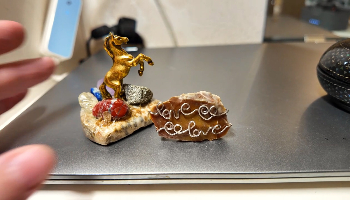 Листайте галерею - здесь несколько фото для сравнения двух таких разных работ с камнями.