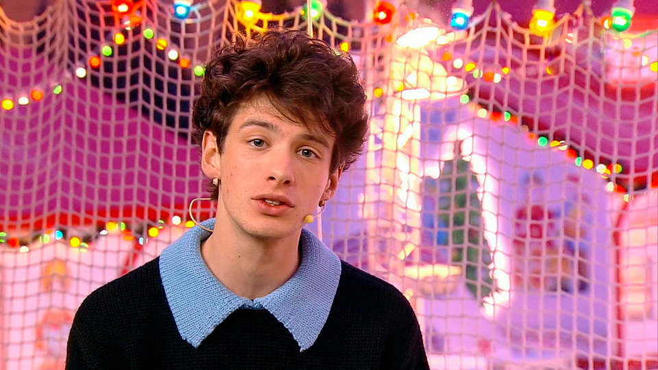 Молодой актёр в студии Первого канала. Фото Яндекс.Картинки. 