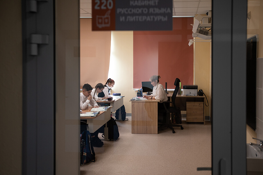 Учителя всё чаще берут на себя работу с детьми с особыми потребностями, оставаясь опорой класса даже без поддержки специально обученных специалистов. | Фото: Наталья Чернохатова/Octagon.Media