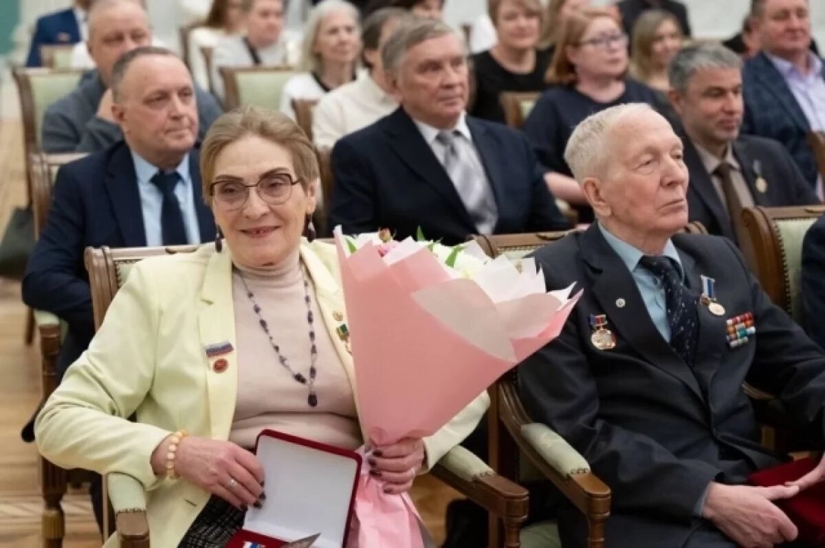    Паслер вручил награды 32 выдающимся уральцам