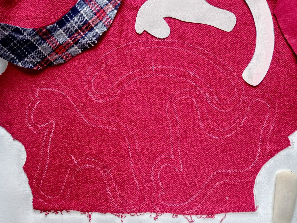 .Для пошива лошадки идеально подойдет ситец с мелким рисунком. Я, например, шила из того, что нашлось в закромах