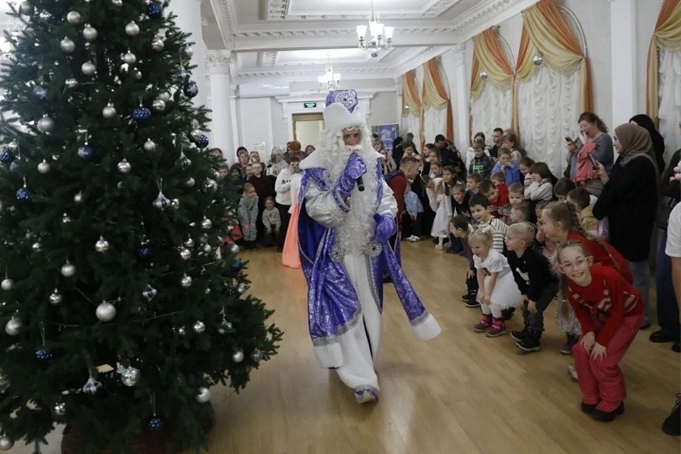    Дед Мороз радует малышей. Правительство Ярославской области