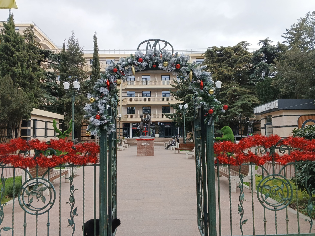 Центральный вход в комплекс. Фото Галины Малышевой.