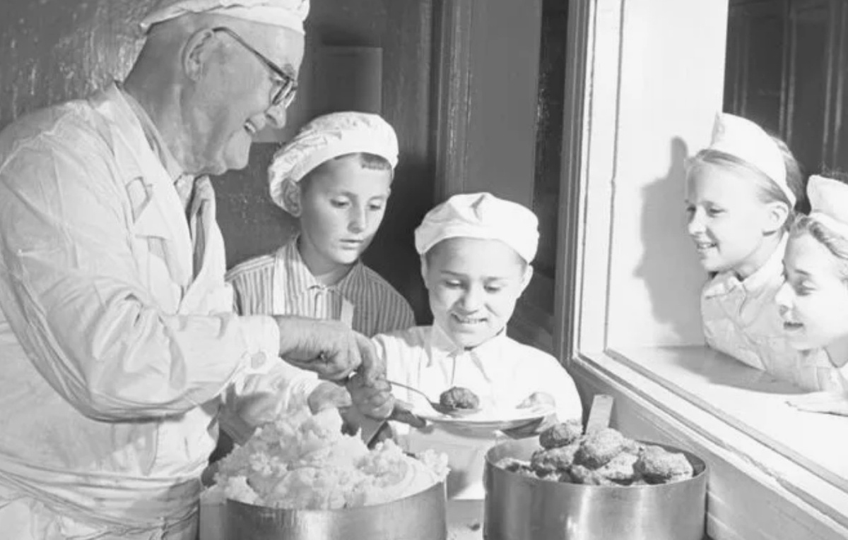    Пюрешка с котлеткой - давно классика, но официально "пюрешка" вошла в словарь Института русского языка только сейчас. / Н. Макаров / РИА Новости