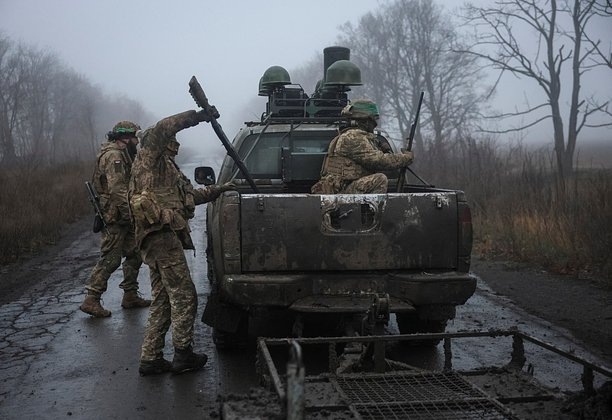    Вооруженные силы Украины загружают вещи в пикап на фоне атаки ВС России. Фото: Stringer / Reuters
