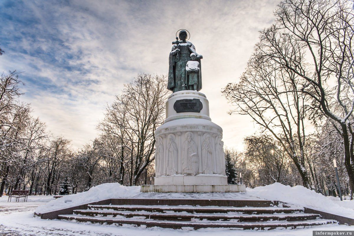 Памятник княгине Ольге в Пскове. Фото: ПАИ