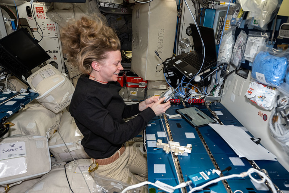 Зена Кардман проводит эксперимент MVP-2 на рабочем месте в УМ Harmony. Фото: nasa.blog.com