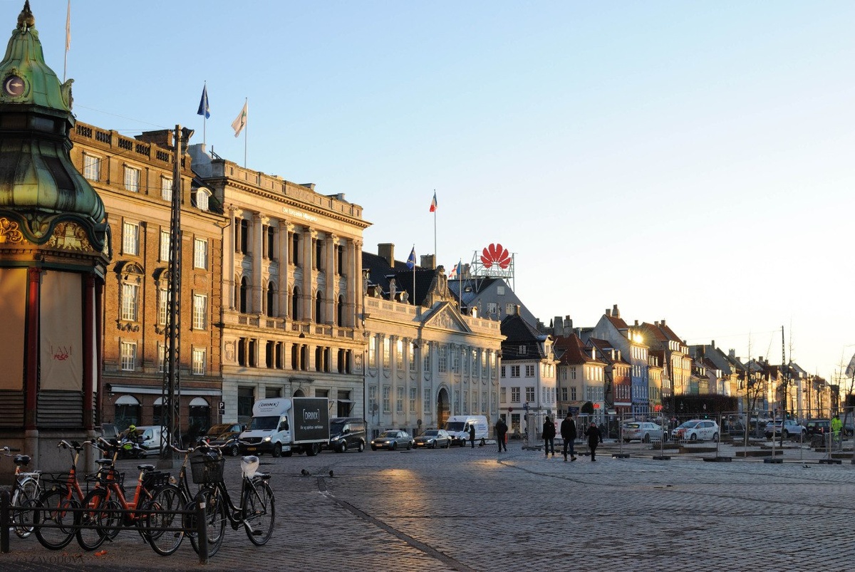 Одна из достопримечательностей Копенгагена. Набережная (фото автора)