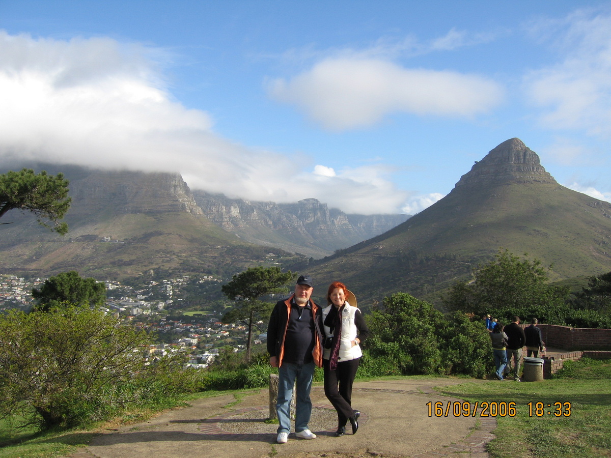 В пригороде Кейптауна. Мы - на Сигнальной горе. Слева - покрытая облаками Столовая гора, справа - пик Львиная голова. ЮАР.