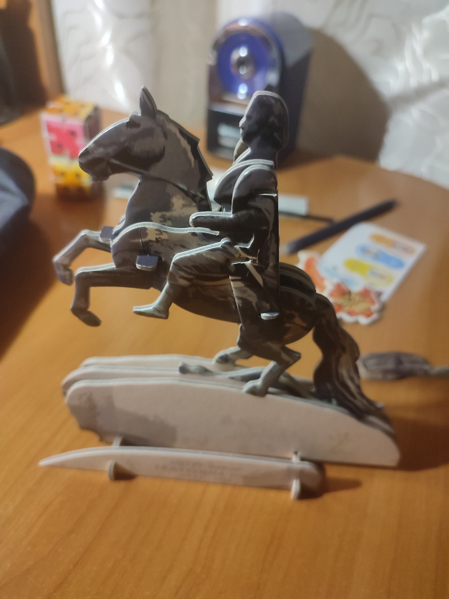 Медный всадник из картона, подарок детям от города.