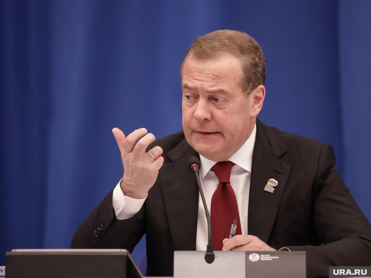     Медведев рассказал об условии выдворения иностранных граждан из России