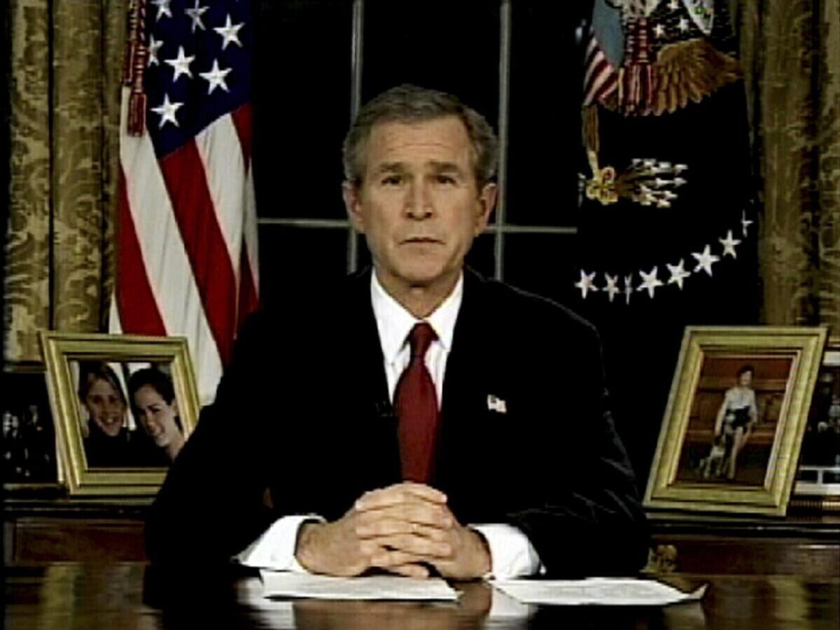    Президент США Джордж Буш — младший обращается к нации из Овального кабинета Белого дома в Вашингтоне. 19 марта 2003 года | © AP Photo / APTN