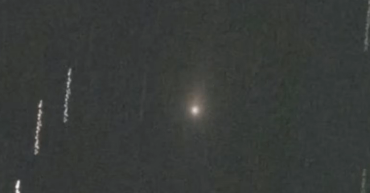 Фотография Рея. Изображение составлено из нескольких фотографий: телескоп фокусируется и следит за 3I/ATLAS, поэтому звезды получаются в виде линий